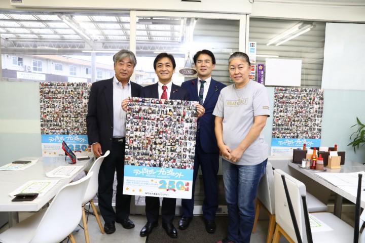 ランドセルプロジェクトを実施しているNPO法人の東海ファシリティーのメンバーらと