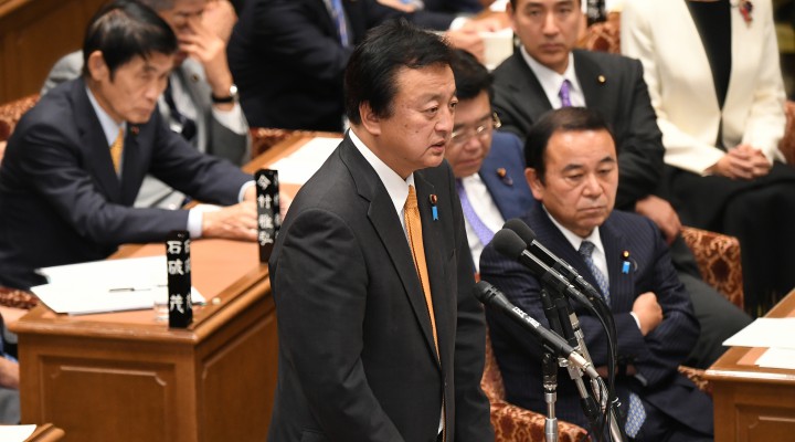 衆院予算委員会集中審議で質問する渡辺周議員