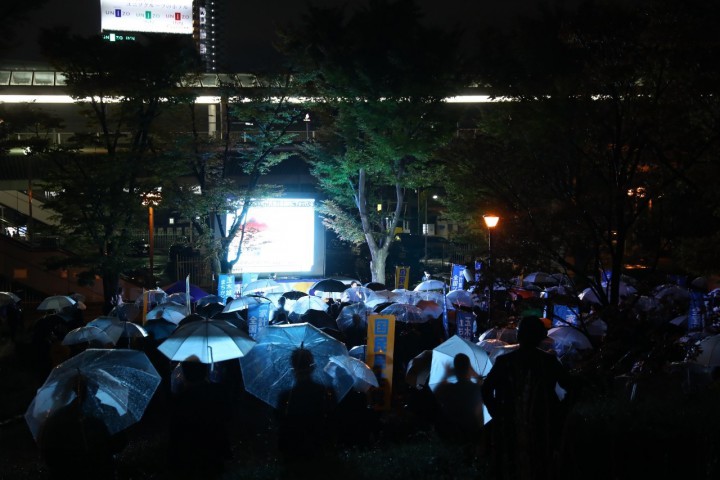雨の中、多くの参加者が集まった。