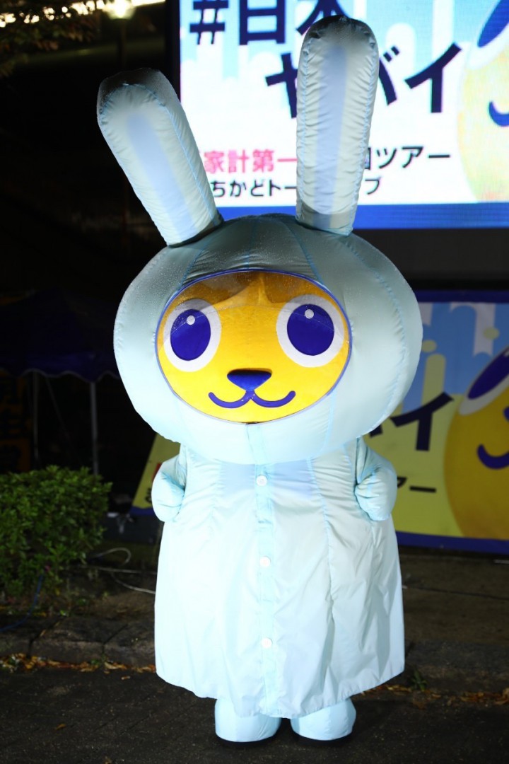 雨が降る中、こくみんうさぎもカッパを着て参加者の声に耳を傾けた。