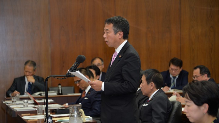 衆院法務委員会で質問する日吉議員