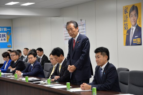 あいさつする平野幹事長