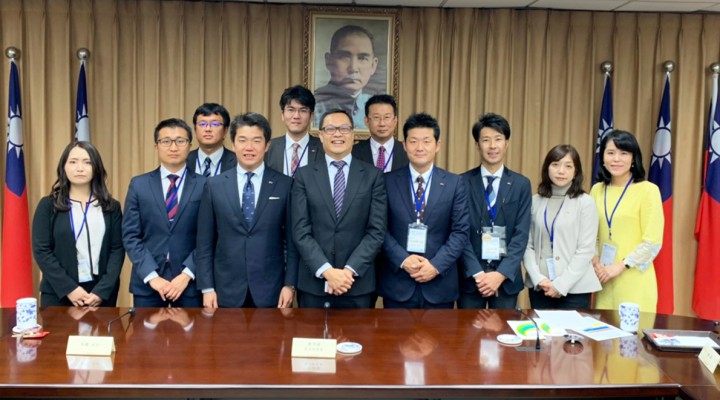大陸委員曾副主任委員の陳氏と記念撮影