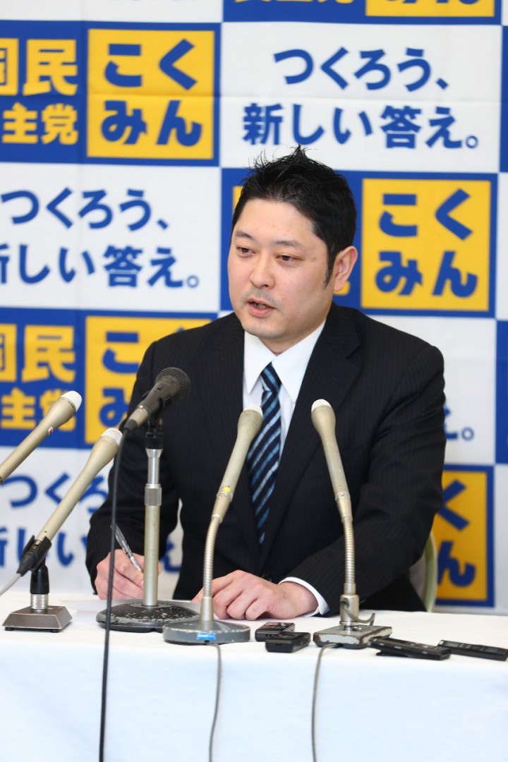 トーク後開かれた記者会見であいさつする珍部芳裕衆院島根2区公認内定者