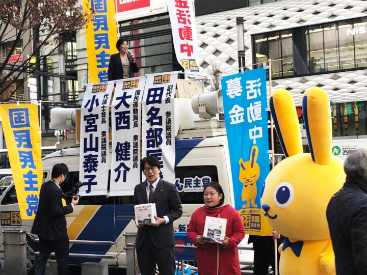 募金をお願いする各議員(車上:田名部匡代副代表、左から大西健介国民運動局長、小宮山泰子総務会副会長