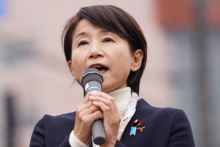 鉄橋で街頭演説する西岡秀子衆院議員