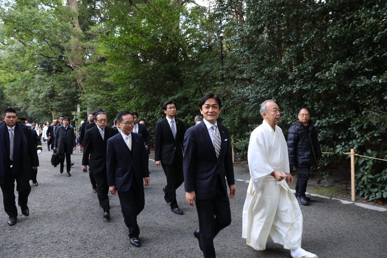 伊勢神宮を参拝する玉木代表一行