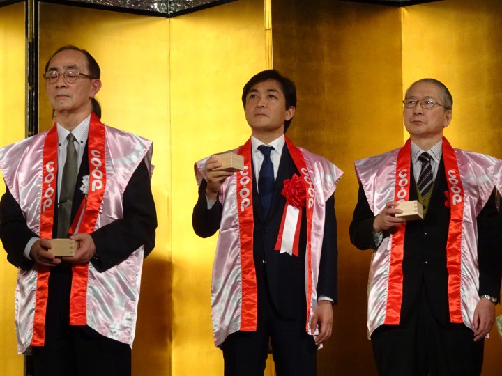 左から日本生協連本田英一代表理事会長、玉木雄一郎代表、連合神津里季生会長