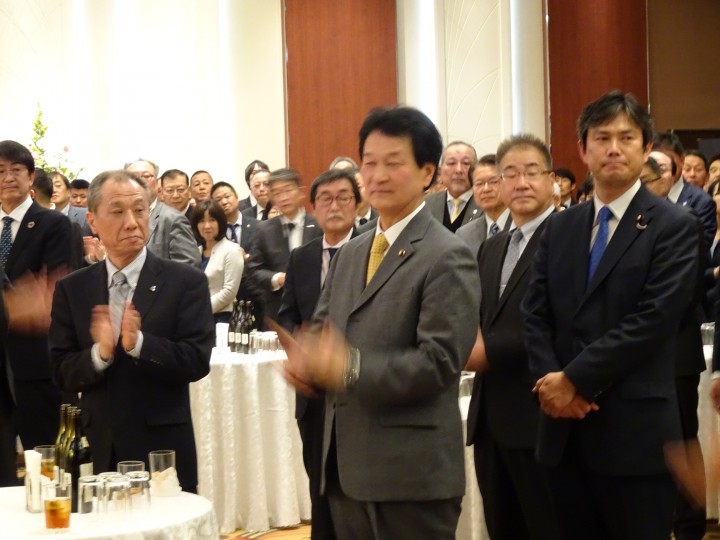 左から公務労協吉澤伸夫事務局長、大島敦企業団体委員長、後藤祐一委員長代理
