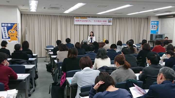 集まった約100人の皆さんを前に熱く訴える矢田わか子大阪府連副代表(参院議員・党男女共同参画推進本部事務局長)