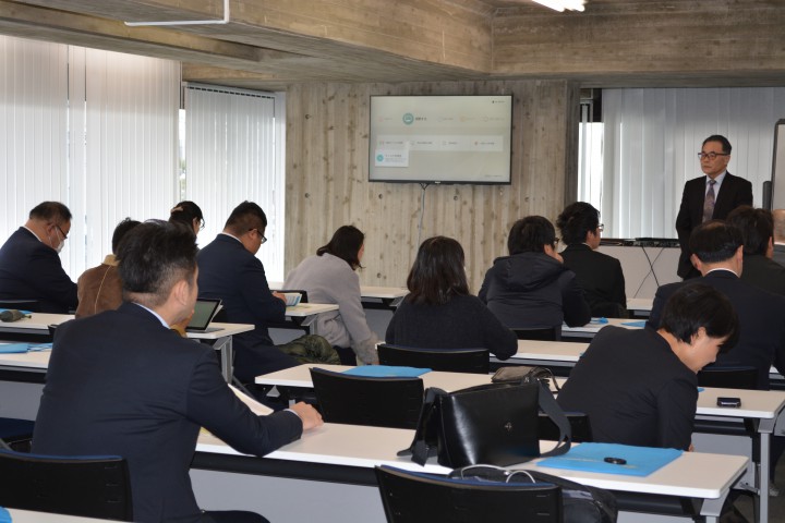 竹島資料室にてこれまでの歴史的背景などについて研修