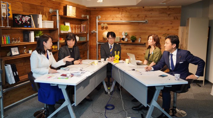 左から矢田わか子参院議員、坂本洋子氏、井田奈穂氏、玉木雄一郎代表