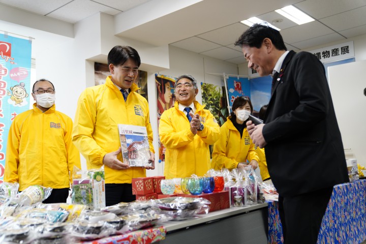 大西健介国民運動局長、屋良朝博衆院議員を中心に大会参加者に販売を呼びかける