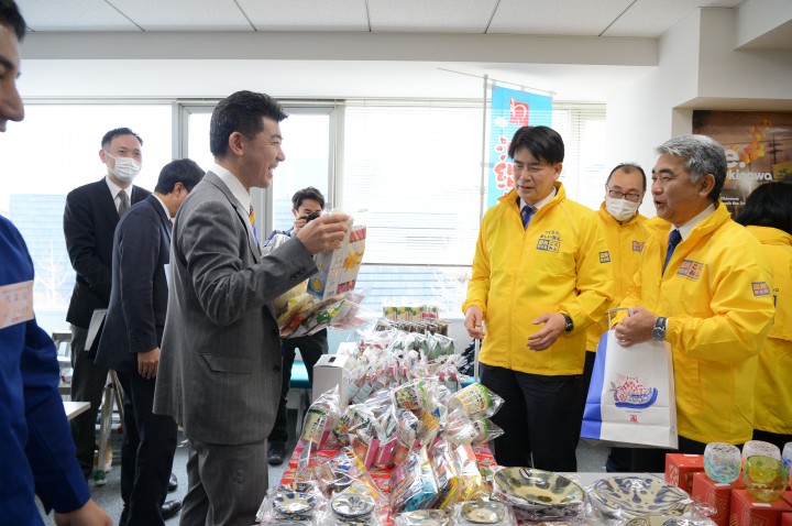 泉健太政調会長もたくさんお買い上げ!