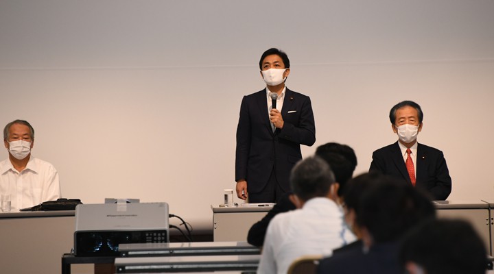 左から柳田稔両院議員総会長、玉木雄一郎代表、平野博文幹事長