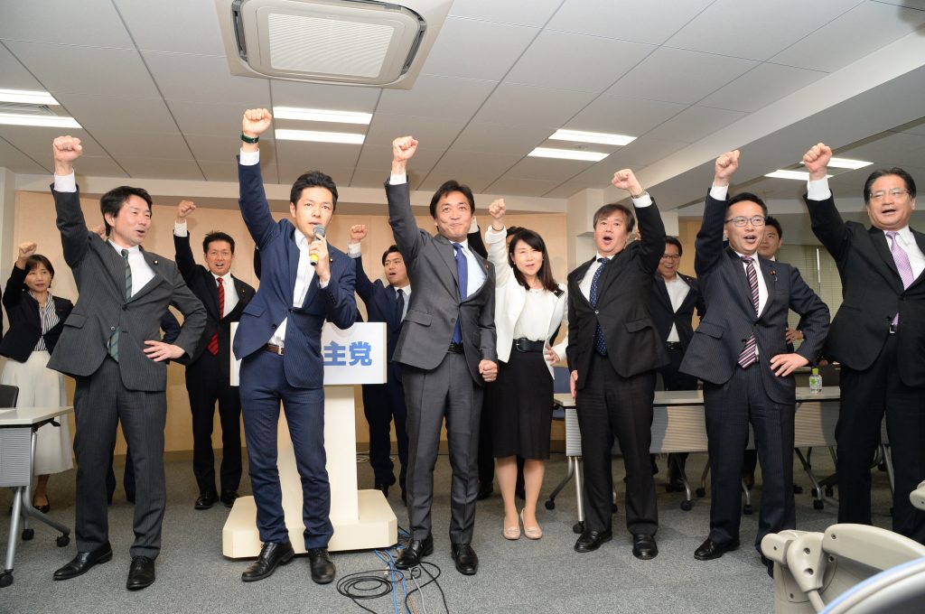 若手議員の発声によるガンバロウ3唱