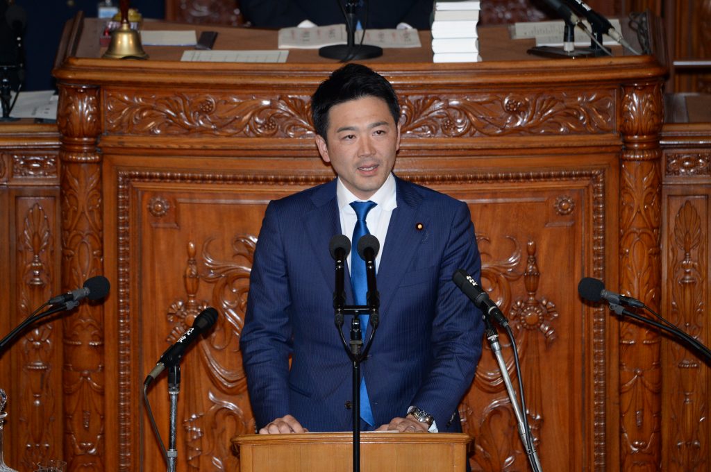 関健一郎議員が質問に立つ