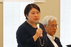 全国FC加盟店協会院内集会であいさつする小宮山企業団体局長