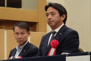 左から岸本周平役員室長、榛葉賀津也幹事長代理＝JR連合国会議員懇談会メンバー