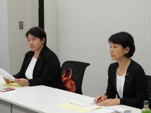 日高教と意見交換する小宮山泰子企業団体局長と西岡秀子衆院議員