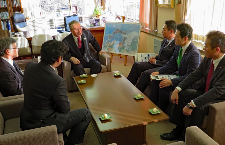 松浦正敬松江市長(中央)を表敬訪問し意見交換する一行