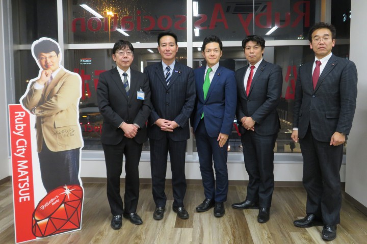 松江オープンソースラボで「RUBY CITY MATSUEプロジェクト(インドIT人材受入・企業連携推進事業)」について説明を受けた一行